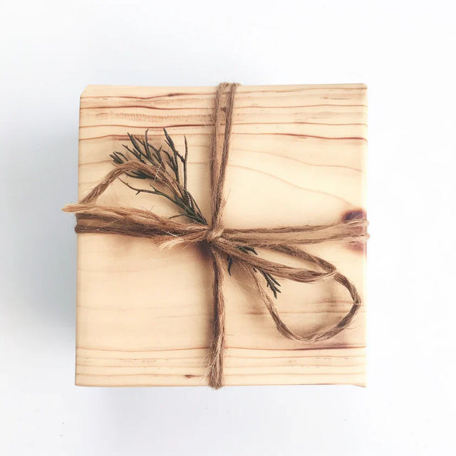 gave æske lavet i træ med gavebånd